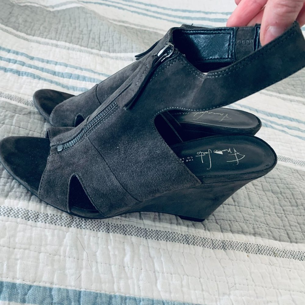 Franco Sarto ◼️ Suede Zipper Front Wedges